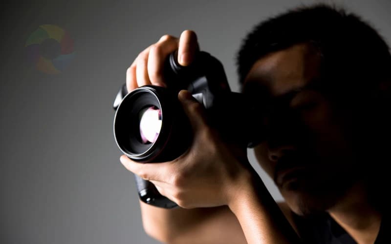 Fotografo professionista al lavoro durante un servizio fotografico di matrimonio